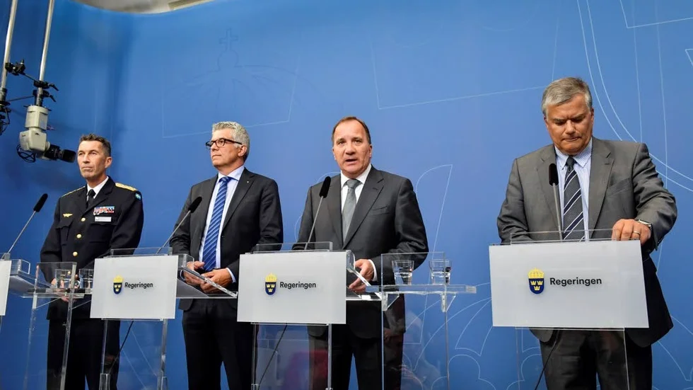 STOCKHOLM 20170724
Fr v ÖB Micael Bydén, SÄPO-chefen Anders Thornberg, statsminister Stefan Löfven (S) och Jonas Bjelfvenstam, generaldirektör Transportstyrelsen, håller pressträff på Rosenbad med anledning av Transportstyrelsens IT-affär.
Foto: Stina Stjernkvist / TT / kod 11610