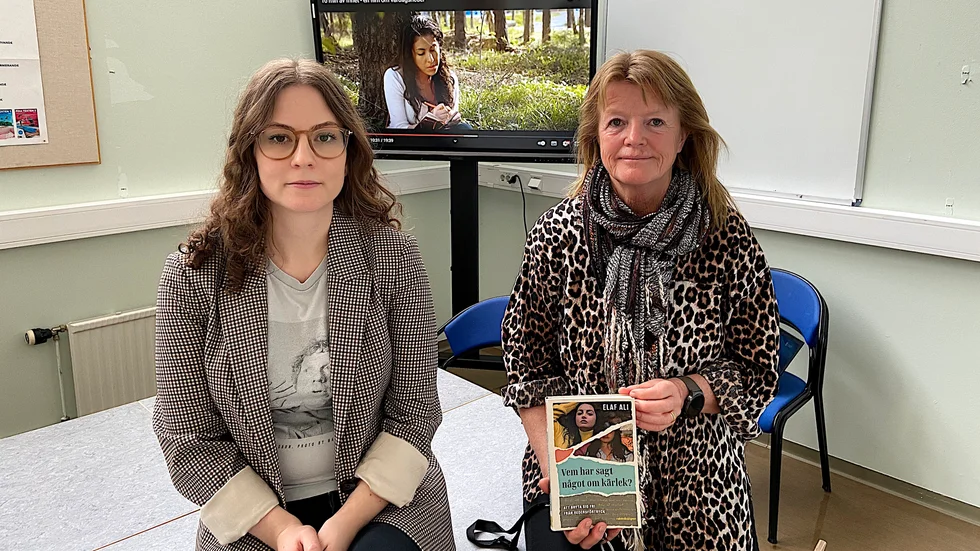 Lova Sylvan och Tarja Hellberg lär ut och informerar om hedersförtryck på Westerlundska gymnasiet.