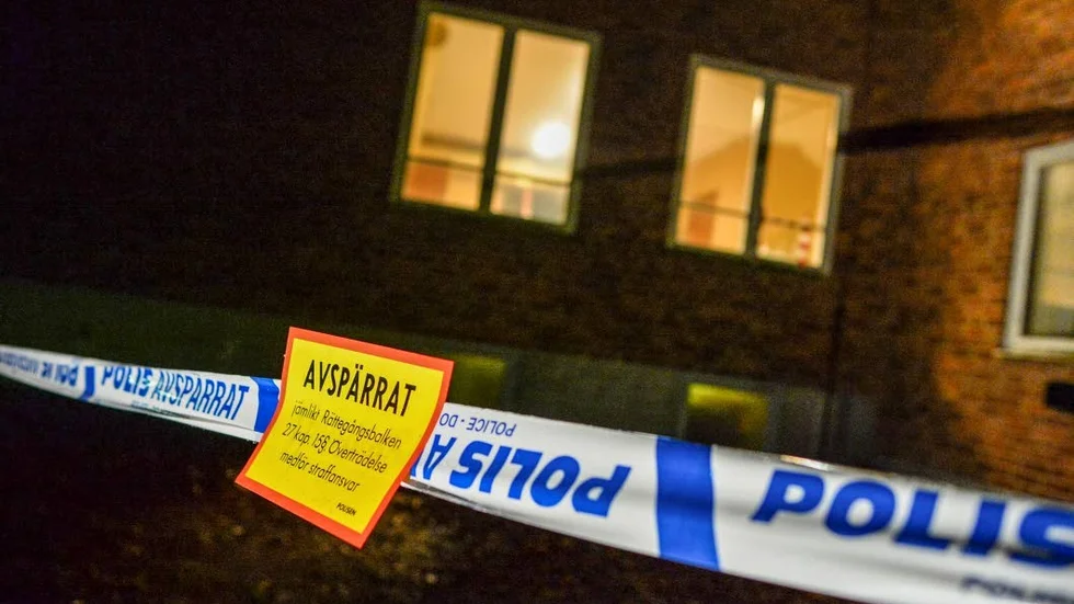 Fyra inbrott. Natten till lördag utsattes minst fyra målsägare för inbrott på Vikbolandet, niu söker polisen fler vittnen.