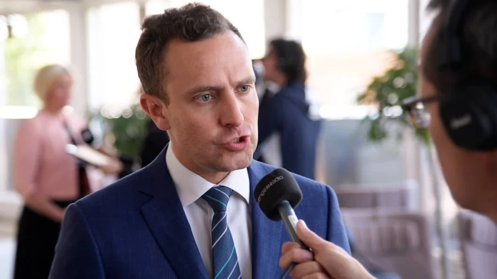 Usel opposition? Tomas Tobé (M) får kritik av dagens skribent. Kurt Vikberg tycker att Alliansen skjuter högt över målet i sin kritik av Socialdemokraterna.