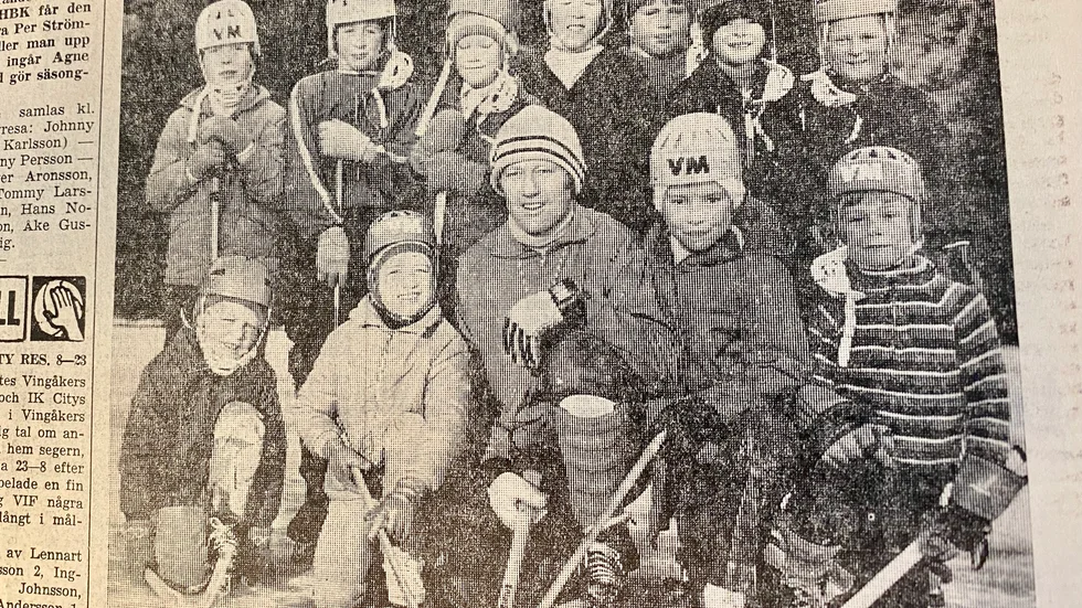 1971: Bandyfrälsta är de här Högsjögrabbarna och flickorna, som med stort intresse deltar i Högsjö BK:s ungdomsverksamhet. Stående ses från vänster Micael Olsson, Per Olov "Perra" Samuelsson, Bo Widén, Peter Ljung, Micael Pettersson, Peter Ohlsson och Leif Karlsson. Knästående ses från vänster Ulf Widén, Susanne Karlsson, tränaren Börje Karlsson, Carina Norén och Ingemar Olsson.