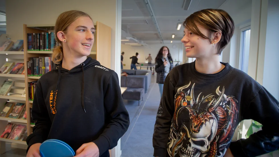 Albin Berg och Linnéa Lövkvist går i nionde klass på Södervärnskolan. De kommer att tillbringa resten av sin högstadietid i de tillfälliga lokalerna – och hinner inte uppleva hur det blir på skolan efter renoveringen. "Men jag är glad för min syrra, som ska börja här om några år. Det är bra om hon slipper få ont i huvudet", säger Albin Berg. 