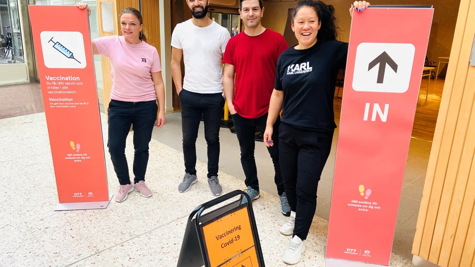 Regionens logistikexpert under pandemin, Josefine Lindberg till höger, och gänget som blivit experter på att snabbt bygga upp vaccinationslokaler i länet - Erica Bierfeldt, Barham Kamari och Nassar Alhanoun - kan få mer att göra igen när stora delar av befolkningen ska få dos 3 under 2022.