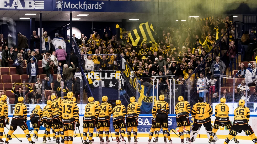 En bengal tändes på i slutet av matchen mitt bland AIK:s supportrar. Händelsen håller på att utredas och riskerar att ge negativa konsekvenser.
