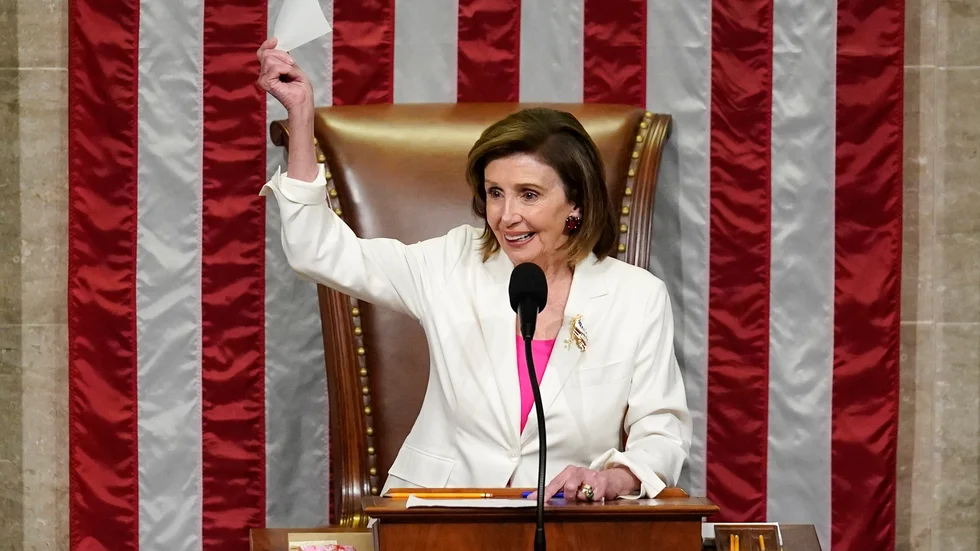 Representanthusets demokratiska talman Nancy Pelosi, kort efter att president Bidens sociala reformpaket röstat igenom i hennes kammare.