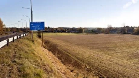 Det här markområdet vid korsningen mellan Skärblackvägen och avfarten till Kimstad föreslogs förra året som framtida tomtmark. Foto: Janne Forsby