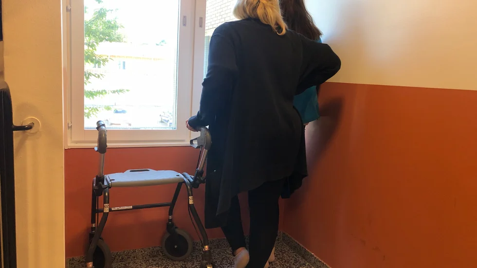 "Vi kan inte ta ut en person på promenad, då lämnas kollegan med sex äldre. Ingen av brukarna har kommit ut under sommaren", säger en av undersköterskorna som inte vågar visa sina ansikten.