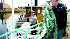 Tack och adjö! Skepparen Peter Näckå vinkar farväl åt Norrköping, när han tillsammans med medhjälparen Gunnar Persson, igår tuffade iväg med Moa af Norrköping till nya hemmahamnen Strängnäs och därmed lämnade troligen Moa Norrköping för gott.     
FOTO: ROBERT SVENSSON
