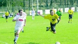 Det knöt sig för Lindö i hemmapremiären mot Kimstad. Jörgen Lindström (t v) och hans vitklädda gäng vann med 3-1.
FOTO: ANDREAS SKOGH