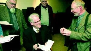 Många var det som ville få Ingvar Carlssons signatur i den inte alldeles tunna boken. Här är det Karl-Evert Bevermyr från Söderköping som får några tecken ditskrivna och är mycket glad över det. - Det betyder mycket, konstaterar han.
FOTO: NICLAS SANDBERG