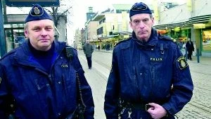 - En egen ungdomsbrottsutredare för Norrköpings city tror jag blir en klar fördel och en ökad möjlighet till samarbete mellan utredaren och oss som finns ute på stan, säger närpolisen Gertz Örtenvik, till vänster, och får medhåll av kollegan Christer Johansson.
FOTO: JANNE FORSBY