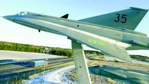 Flygplan på cementpelare har vi vant oss vid sedan länge, längs E 4-an vid Linköping. Här ses de två senast uppsatta exemplaren vid E 4-an, närmast Draken och i nedkant av bilden Viggen. Båda modellerna har tidigare funnits på F 13 i Norrköping.
FOTO: ROBERT SVENSSON