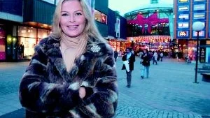 På bästa sändningstid har vi i TV3 fått följa Norrköpingstjejen Izabella Ågrens väg fram till altaret. Snart får vi veta om sagan får ett lyckligt slut. - Jag ångrar absolut inte det här. Det är en bra erfarenhet, säger Izabella men medger att det bitvis var tufft att dejta killar med ett kamerateam i hasorna.
FOTO: ANITA KJELLBERG