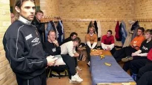 I Huvudet på Lasse Ström. Debutanttränaren har fått en knivig uppgift, hans Söderköping parkerar förnärvarande på jumboplats i fotbollstrean.
FOTO:ROBERT SVENSSON