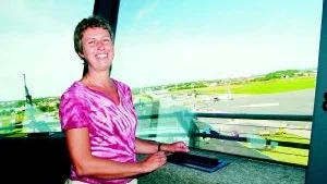Ny flygplatschef. Mari Torstensson heter Norrköpings nye flygplatschef, efter Lars Samuelsson som snart går i pension. Här ses Mari i flygledartornet högt över den flygplats hon nu får ansvaret för.
FOTO: NICLAS SANDBERG