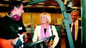 Infrastrukturminister Ulrica Messing gjorde i går ett arbetsplatsbesök på Returpack på Händelö, ett företag som valt att etablera sig i Norrköping för att läget är bra när man ska ta emot aluminiumburkar och PET-flaskor från hela landet. Ministern kom i samspråk med operatören Behudin Jusic och fabrikschef Lars Levin.
FOTO: ANITA KJELLBERG