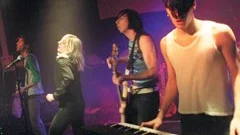 The Sounds med Maja Ivarsson i spetsen bjöd på en kort men energifylld spelning på Kulturkammaren, anser Folkbladets recensent. När tokhitarna Living in America och Fire avfyrades bångnade väggarna.
FOTO: ANDREAS SKOGH