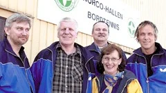 Thomas Utter, Bror Pettersson, Stig Olsson (alla tre från Norcos ledning), Mona Davidsson (Riksidrottsförbundet) och Mikael Poduschkin (ny tränare i Norco) framför den nya hallen.
FOTO: ANITA KJELLBERG