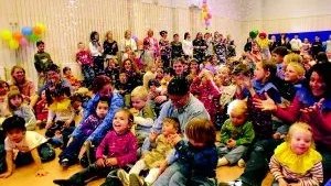Igår regnade det festlig konfetti över elever och personal i Silverdansens skola, i samband med den officiella invigningen, som sköttes av kommunalrådet Li Teske.
FOTO: NICLAS SANDBERG