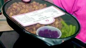 Den nya matdistributionen, med vakuumförpackad mat, beräknas ge kommunen en besparing på drygt 910 000 kronor i år. 
FOTO: TITTI OLOVSSON