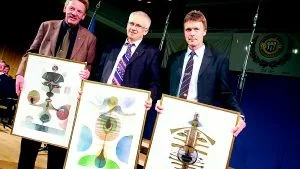 Arne Månsson, Mats Littecke och Thomas Westerberg hedrades på Smedbys jubileumsfest.
FOTO:OLA AXMAN