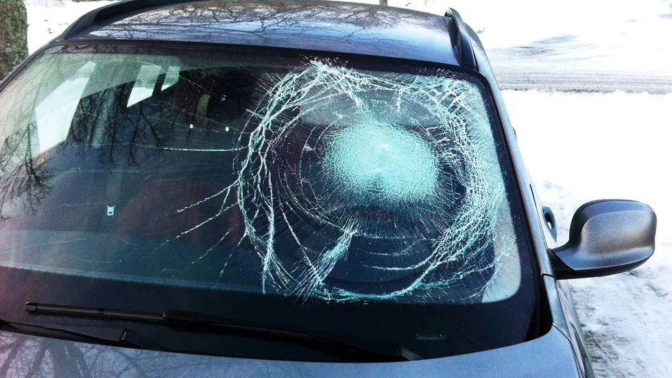 Krossad vindruta. Bilföraren som var på genomresa är inte säker på om han hade överlevt om isklumpen hade gått igenom rutan, eftersom den träffade precis där han hade sitt huvud. Foto: Privat