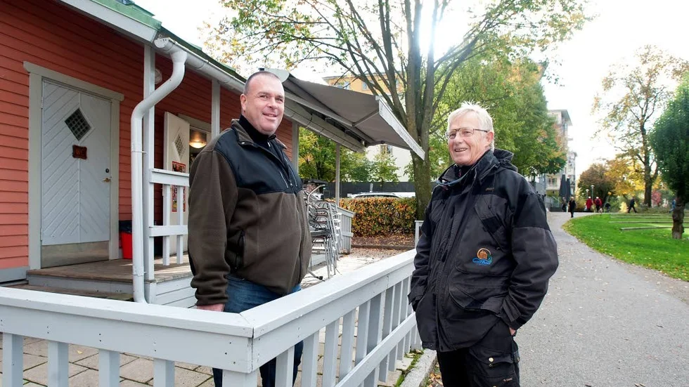 Nöjda. Frederick Eriksson och Sten Strömberg är glada över beskedet att det inte kommer att byggas något bostadshus i Strömparken där de har sin fiskestuga.