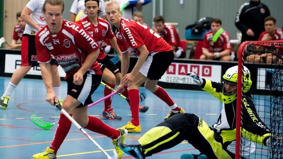 Tränarlöst. FIBK:s seriepremiär är bara tre veckor bort men laget har fortfarande ingen tränare.