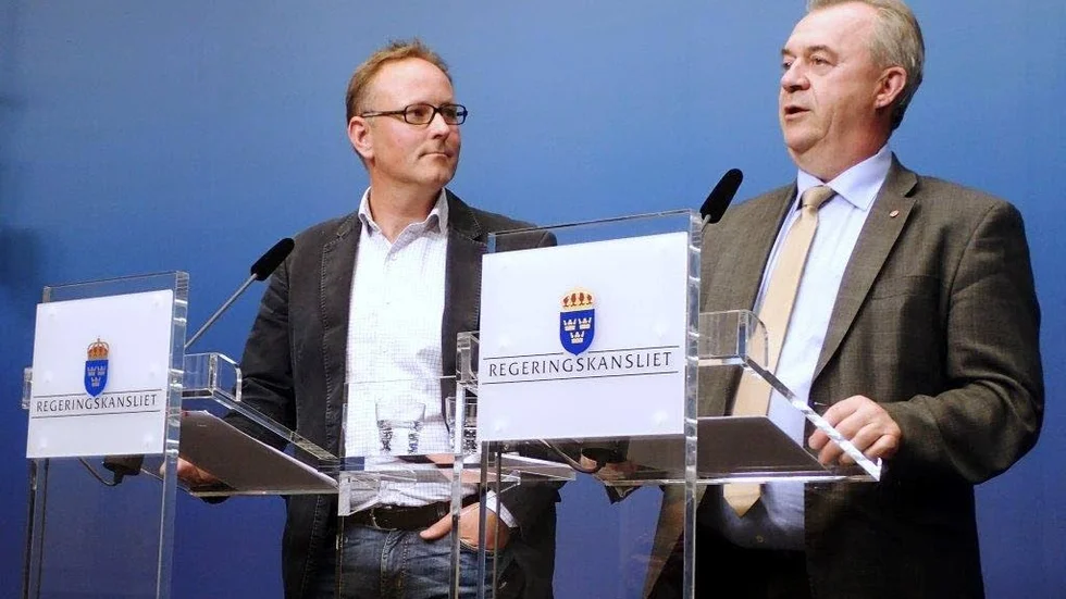 OMLOKALISERA MERA! Johan Persson (S), kommunalråd i Kalmar och ordförande i den parlamentariska landsbygdskommittén, och landsbygdsminister Sven-Erik Bucht (S) ser gärna fler omlokaliseringar.