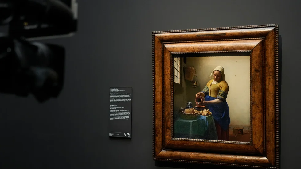 "Kökspiga som häller upp mjölk" av Vermeer. Två andra målningar som tillskrivits 1600-talskonstnären anses nu ha en annan upphovsperson. Arkivbild.