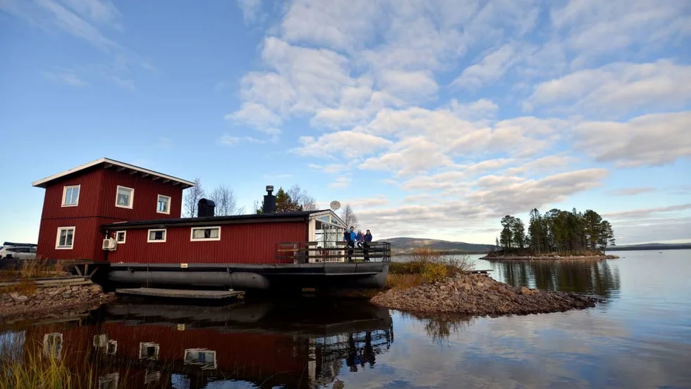 Mardrömskåken. Miljö-, bygg- och räddningsnämnden ska på torsdag fatta beslut om ett nytt rivningsföreläggande av pråmen i Rattik. Den här gången baserar man beslutet delvis på att området är viktigt ur naturvårds- och rekreationssynpunkt. Det argumentet är nytt från kommunens sida. Det första föreläggandet revs upp av länsstyrelsen 2014.