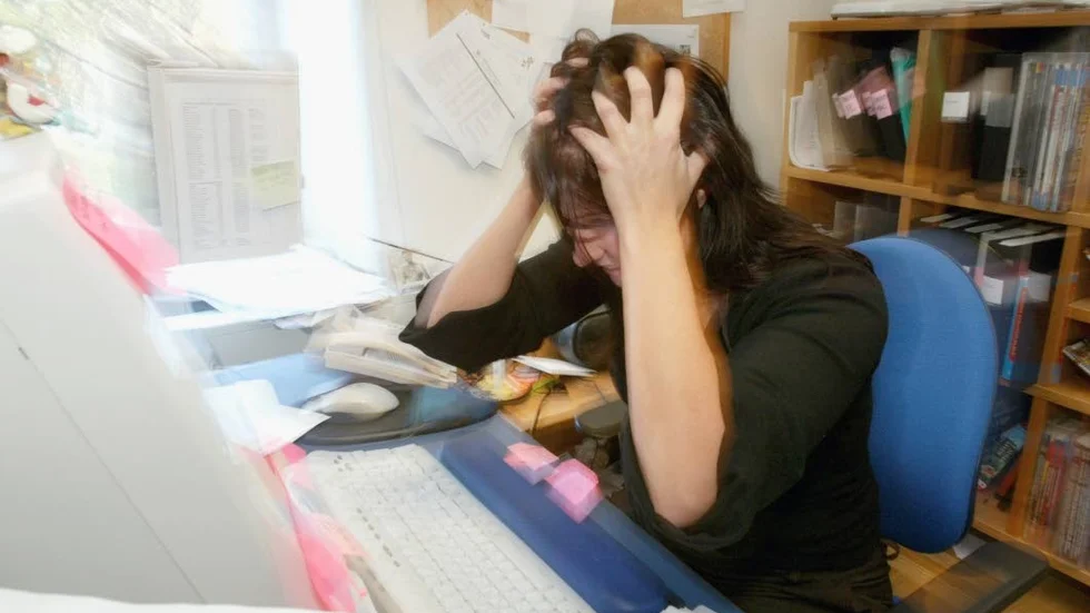 Stressar. Många upplever negativ stress på jobbet.