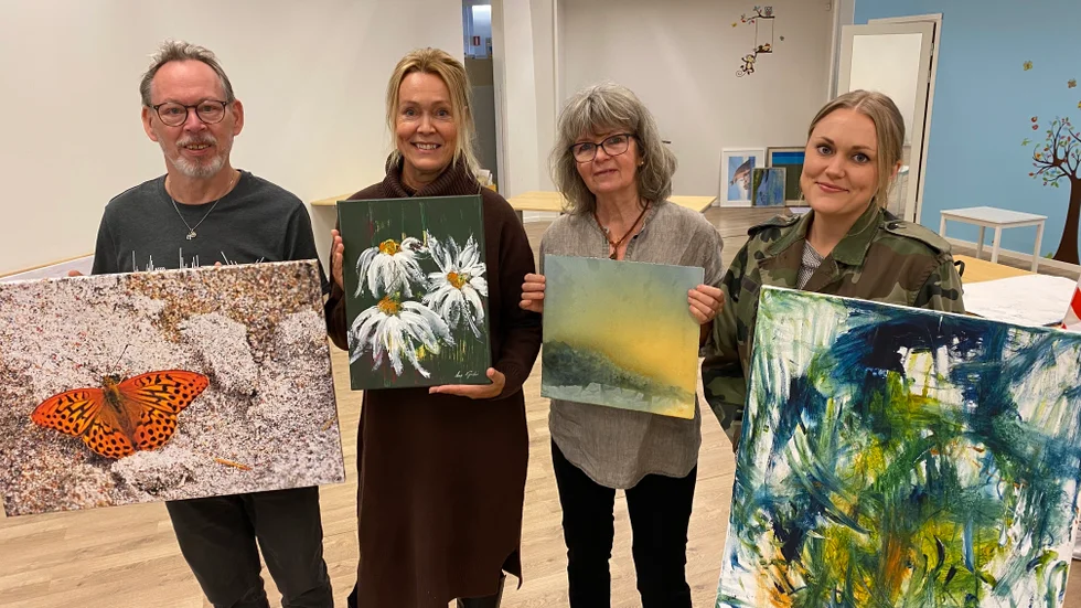 Föra Mjölbykonstnärer som säljer sin konst till förmån för cancerforskningen: Calle Eriksson, Lena Hjertén, Marianne Rydstedt och Linn Raivio. Det sker på lördag i gallerian i Mjölby. 