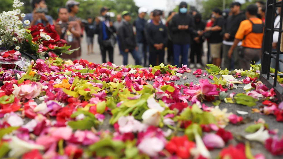 Blommor utanför Kanjuruhan-stadion i Malang, Indonesien, där minst 125 personer miste livet.
