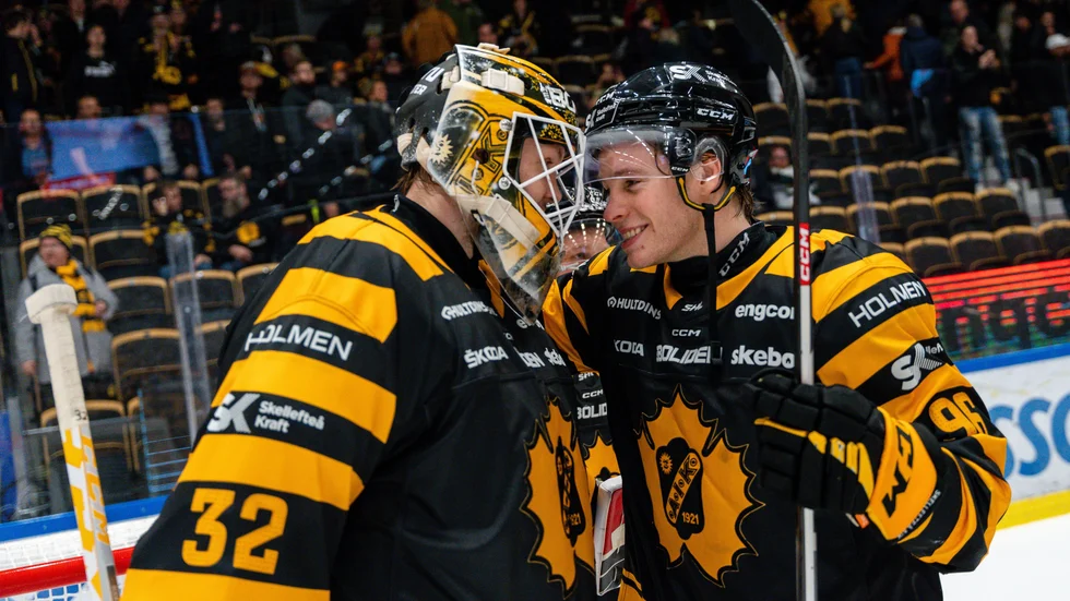 Linus Söderström gratuleras till den hållna nollan av tvåmålsskytten Rickard Hugg.