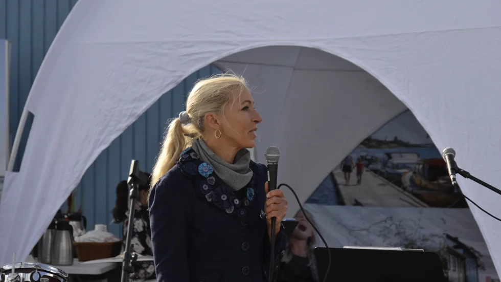 Sara Dolk fotograferad på en presskonferens 2022. Hon tar nu över rollen som chef på samhällsbyggnadsenheten, när ordinarie chef Daniel Nikalsson är frånvarande. 