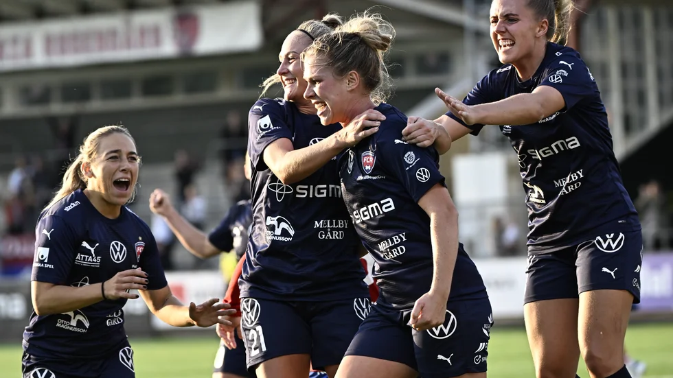 Rosengård jublar efter att ha gjort 3–2 på tilläggstid.