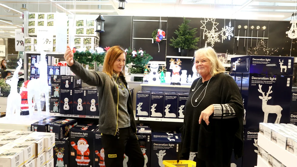 Rusta öppnade i Visby 2003. Två år senare började Caroline Adman som säljare, sedan 2012 är hon varuhuschef. Här hjälper hon Christina Engström som bland annat köpt torrbollar, fuktkräm och led-lampor.