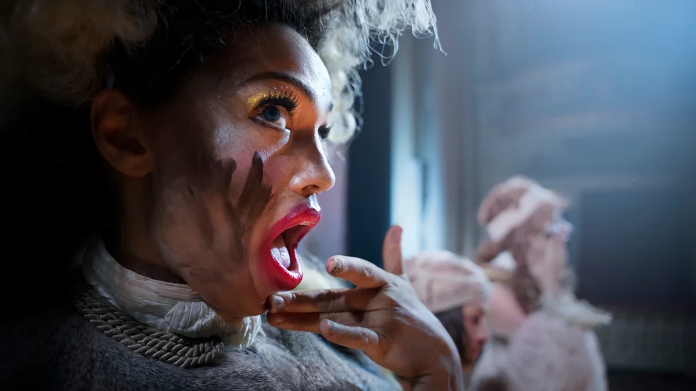 Blackface? Hanna Dawit spelar den trånande Amanda i Nils Polettis uppsättning av "Drottningens juvelsmycke" på Östgötateatern. 