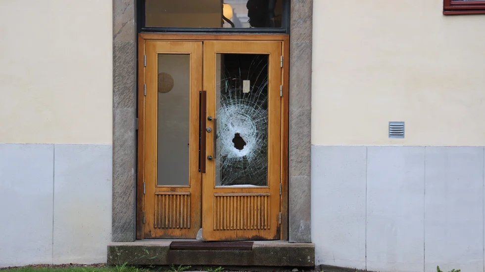 Det sköts mot en adress på Kungsgatan i Uppsala i mitten av september. Nu har en person häktats.