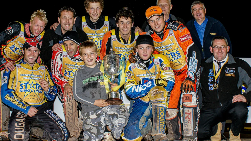 En här 11-årig Robert Lambert sittandes med pokalen, just framför Eskilstunakillen Linus Eklöf, i samband med en Kings Lynn-match år 2009.
