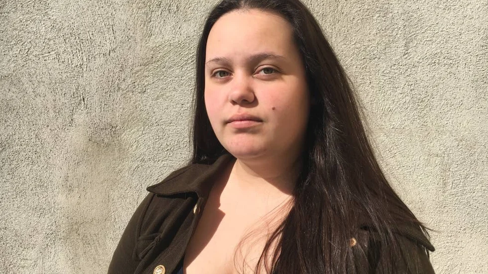 Emina Husic, 19, ringde det första larmsamtalet till SOS klockan 20:10 på julafton, sekunderna efter dödsolyckan.