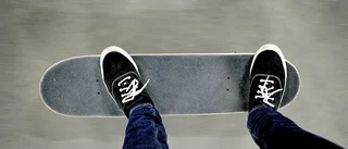 Slog med skateboard mot huvudet