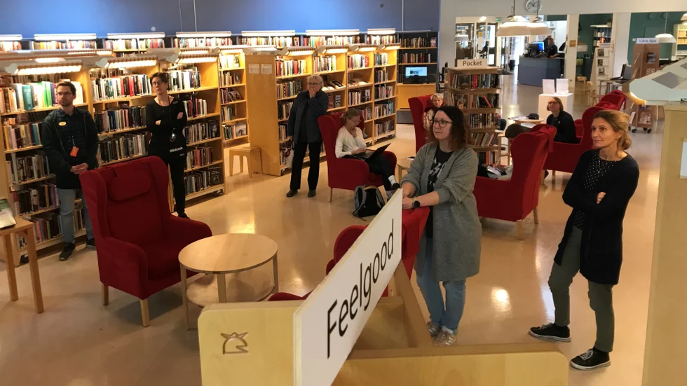 Spänd väntan inför utdelandet av Nobelpriset i litteratur på Enköpings kommunbibliotek. 