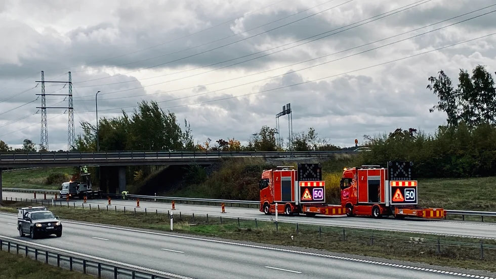 TMA-bilar används för att skydda människor vid exempelvis trafikolyckor och vägarbeten. En sådan körde Mariefredsmannen rakt in i på sin färd på E 20 utanför Södertälje. Bilden är tagen i ett annat sammanhang, på samma väg men utanför Eskilstuna. Arkivbild.