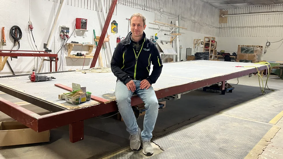 Det pågår fortfarande arbete på Stenbackens i Hortlax, men i liten skala som underleverantör till Grönbo som bygger flerbostadshus i Norsjö. Villabyggandet är pausat. ”Vi får se om vår egen verksamhet kan komma tillbaka”, säger Mattias Henriksson. (Arkivbild)
