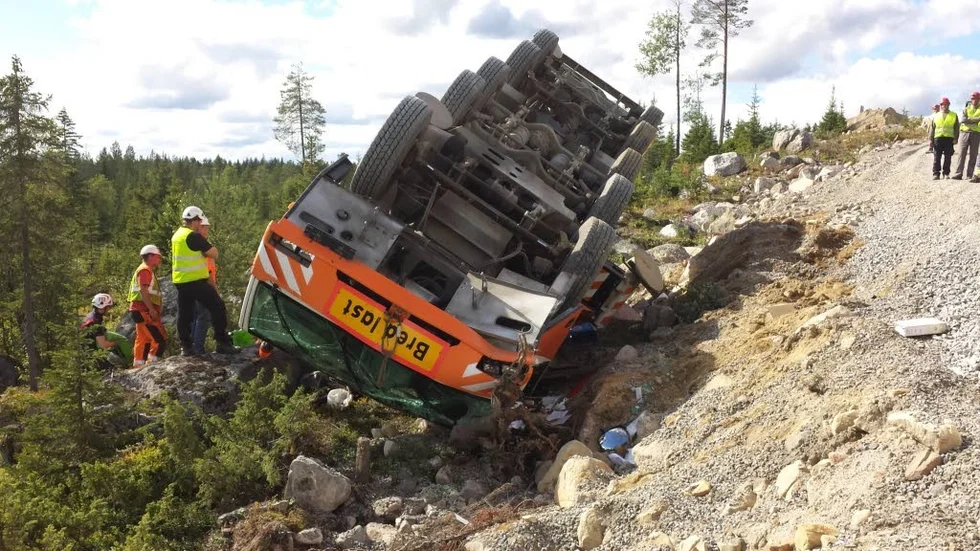 En kranbil på 120 ton välte ner i ett dike vid vindkraftverket i Lillpite på fredagseftermiddagen.