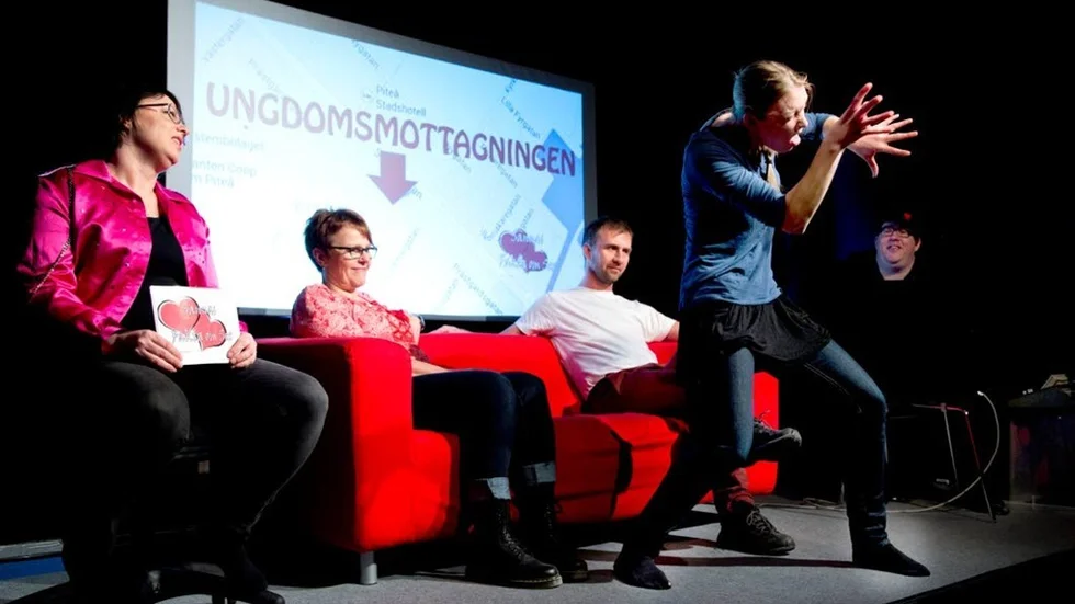 Efter föreställningen följde ett pedagogiskt arbete i form av en talkshow. Då svarade barnmorskan Elisabeth Marklund och sjuksköterskan Magnus Ovefalk från Piteå ungdomsmottagning på frågor. De fick bland annat förklarar att föreställningen om gynbesöket var helt felaktig.