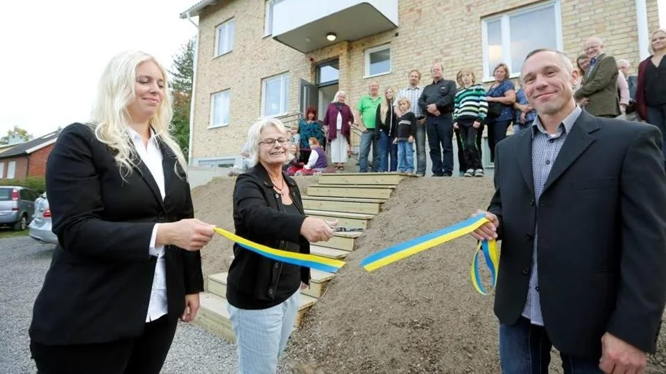 På tisdagen invigdes det nya HVB-hemmet i Älvsbyn av kommunalrådet Helena Öhlund. Här flankerad av Jenny Fahlman och Christopher Wangson som ansvarar för verksamheten.