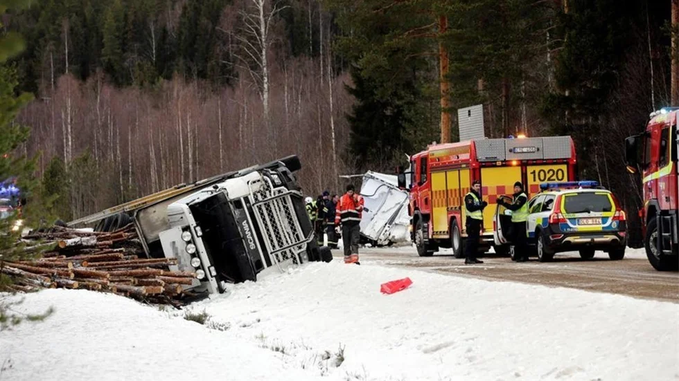 Två personer fick föras till sjukhus efter en krock på väg 374 på måndagsförmiddagen.